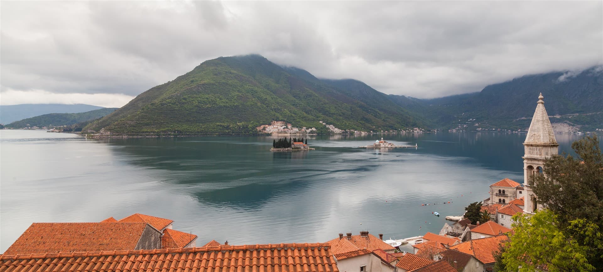De Baai van Kotor in Montenegro